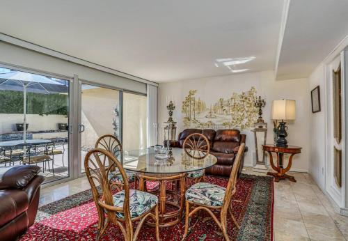 Popular attractions Area Nearby Property